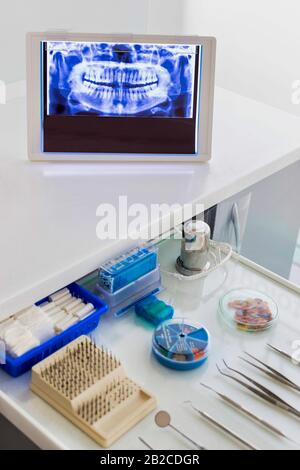 wisdom tooth removal syringe for the dentist Stock Photo - Alamy