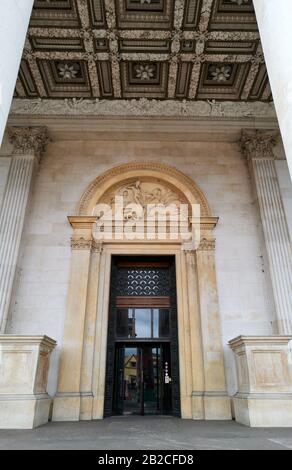 CAMBRIDGE ENGLAND FITZWILLIAM MUSEUM ENTRANCE HALL WITH STATUES Stock cambridge-england-fitzwilliam-museum-entrance-hall-with-statues-stock