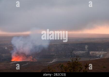 Big Island, Hawaii: Kilauea volcano erupting in Hawaii Volcanoes Nationalpark (seen from Jaggar Museum) Stock Photo