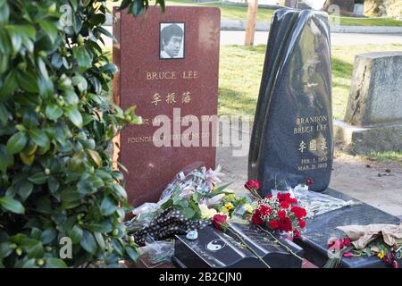 The side-by-side graves of Bruce Lee and his son Brandon Lee, in Lake View Cemetery in Seattle, Washington, USA. Stock Photo