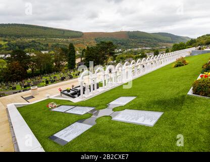 Memorial arches in Bryntaf Cemetery, Aberfan Cemetery, Mid Glamorgan, Wales, resting place of victims who died in the 1966 Aberfan mining disaster Stock Photo