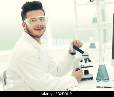 young scientist testing a vaccine against coronavirus in the laboratory Stock Photo