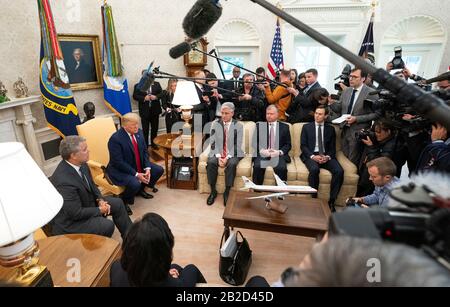 President Donald Trump meets with Colombian President Ivan Duque Marquez, in the Oval Office at the White House in Washington, DC on March 2, 2020. Credit: Kevin Dietsch/Pool via CNP | usage worldwide Stock Photo