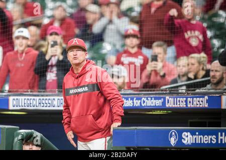 Houston, Texas, USA. 1st Mar, 2020. Arkansas Razorbacks head coach Dave Van Horn argues a call during the 2020 Shriners Hospitals for Children College Classic baseball game between the Baylor Bears and the Arkansas Razorbacks at Minute Maid Park in Houston, Texas. Baylor defeated Arkansas 3-2. Prentice C. James/CSM/Alamy Live News Stock Photo