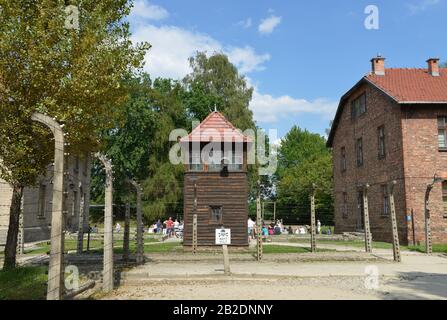 Stacheldraht, Wachturm, Lagergebäude, Stammlager I, Konzentrationslager, Auschwitz-Birkenau, Auschwitz, Polen Stock Photo