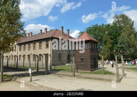Stacheldraht, Wachturm, Lagergebäude, Stammlager I, Konzentrationslager, Auschwitz-Birkenau, Auschwitz, Polen Stock Photo