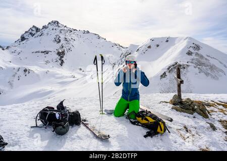 Ski tourers bouncing at the summit, on the right Moelser Sonnenspitze, behind snow-covered mountains, Wattentaler Lizum, Tuxer Alps, Tyrol, Austria Stock Photo