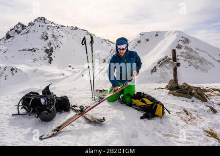 Ski tourers attacking the summit, on the right snow-covered Moelser Sonnenspitze, Wattentaler Lizum, Tuxer Alps, Tyrol, Austria Stock Photo