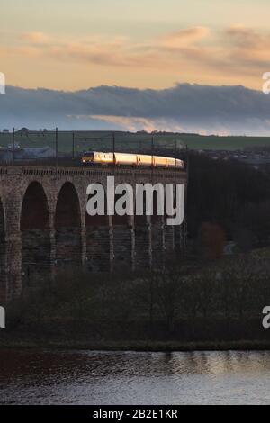 LNER class 91 intercity 225 train crossing the Royal Border bridge (Berwick-Upon-Tweed, river Tweed) on the east coast mainline, UK Stock Photo