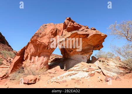 Mushroom Rock at Rainbow Valley, is an unusually shaped sandstone outcrop, south of Alice Springs, Northern Territory, NT, Australia Stock Photo