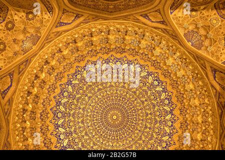 Detail of gold mosaic dome, he mosque interior in Tilya Kori Madrasah in Samarkand, Uzbekistan Stock Photo