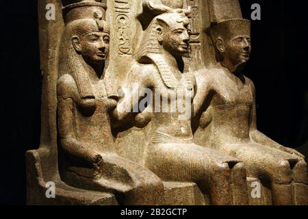 6570. Granite statue depicting; Pharaoh Ramses II. flanked by  goddess Mut (left) and God Amun on the right. Thebes, Egypt, c. 1279-1213 BC. Stock Photo