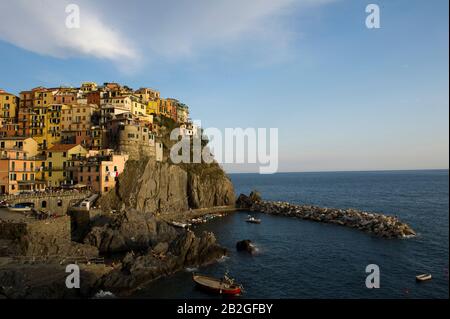 Manarola overlooks the sea in the province of La Spezia, is in the natural park of the Cinque Terre in Liguria, in north-western Italy. It is on the UNESCO World Heritage List Stock Photo