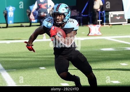 Dallas Renegades running back Cameron Artis-Payne (34)gets around the end on a sweep during an XFL football game, Sunday, Mar. 1, 2020, in Arlington, Texas, USA. (Photo by IOS/ESPA-Images) Stock Photo