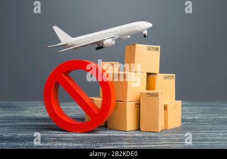 Cardboard boxes and red prohibition symbol NO. Out of stock. Embargo trade wars. Overproduction or scarcity. Restriction on import, ban on export of d Stock Photo
