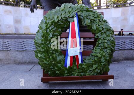 The wreath laid by Duke and Duchess of Cambridge during a visit to the Garden of Remembrance, Uachtarain, Dublin, as part of their three day visit to the Republic of Ireland. Stock Photo