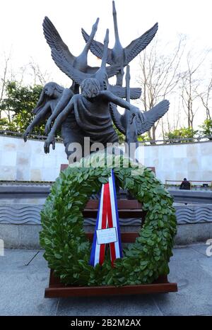 The wreath laid by Duke and Duchess of Cambridge during a visit to the Garden of Remembrance, Uachtarain, Dublin, as part of their three day visit to the Republic of Ireland. Stock Photo