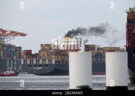 Hamburg, Deutschland. 17th Feb, 2020. The container ship MSC Maureen departs from the container terminal Eurogate and is maneuvered with a tug, a dark plume of smoke rises from the chimney, pollution, Schweroel, Hamburg Waltershof 17.02.2020. | usage worldwide Credit: dpa/Alamy Live News Stock Photo