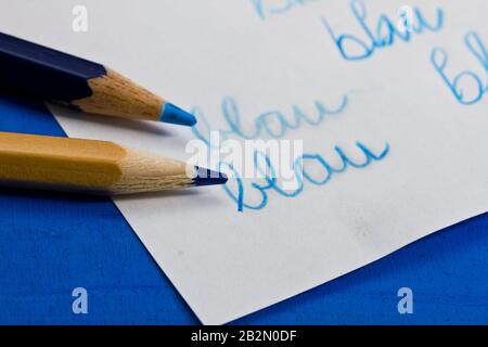 blaue Farbstifte mit Schriftzug 'blau'