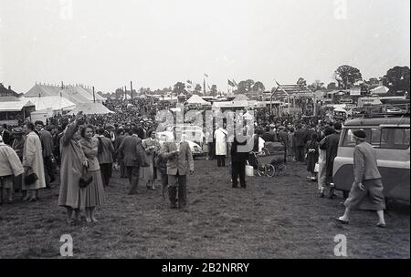 1950s, historical, visitors to the Thame Show, Oxfordshire, England, UK, one of the largest agricultural shows in Britain, with a history dating back to the 1850s. Stock Photo