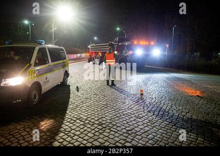 03 March 2020, Saxony-Anhalt, Burg: A soldier of Logistics Battalion 171 instructs US Army vehicles to enter the gate of Clausewitz Barracks. The military vehicle will be transferred from a depot in Belgium to Poland for the US-led exercise 'Defender Europe 2020'. On their way through Saxony-Anhalt the military convoys stop at the Clausewitz barracks to refuel. Around 37,000 soldiers from 18 nations will participate in the exercise. In the coming weeks, the US military is moving around 1,500 vehicles to Poland, which are to be refuelled in the Clausewitz barracks. Photo: Klaus-Dietmar Gabbert/ Stock Photo