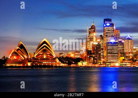 Skyline von Sydney mit Sydney Opera waehrend der blauen Stunde, Circular Quay, Sydney Cove, Sydney, New South Wales, Australien;  Februar 2007 Stock Photo