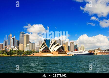 Skyline von Sydney mit Sydney Opera und dem Luxusliner Queen Elizabeth 2, Sydney, New South Wales, Australien;  Februar 2007 Stock Photo