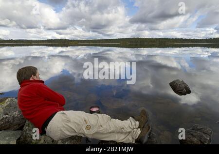 Mann an einem See im Naturreservat Rogen, Haerjedalen, Schweden, August 2011 Stock Photo
