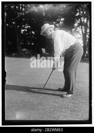 GARDNER, AUGUSTUS PEABODY. REP. FROM MASSACHUSETTS, 1902-1917. COL. AG. O, DURING WAR. PLAYING GOLF Stock Photo