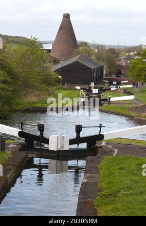 Locks on the Stourbridge Canal near the Red House Glass Cone at Wordsley, Dudley, West Midlands Stock Photo