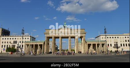 Brandenburger Tor, Platz des 18. Maerz, Mitte, Berlin, Deutschland Stock Photo