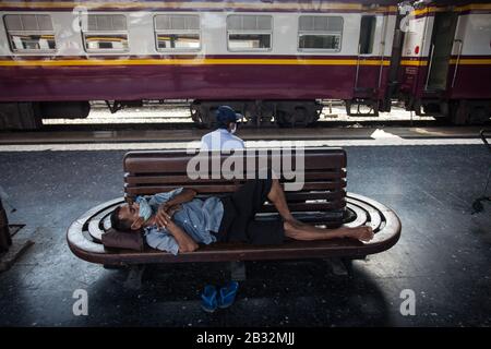 Bangkok, Thailand. 04th Mar, 2020. A homeless man wears a protective mask while sleeping at Hua Lamphong Railway Station.The total number of laboratory-confirmed COVID-19 cases reported in Thailand now stands at 43, of which 31 have recovered, 11 remain in hospital and one has died. Credit: SOPA Images Limited/Alamy Live News Stock Photo