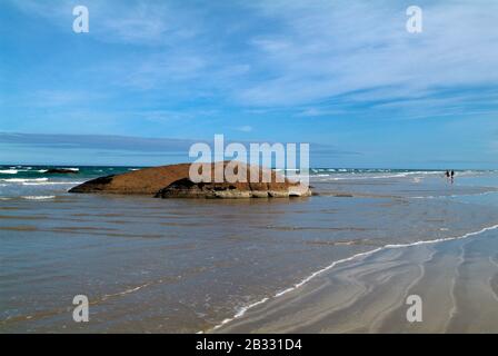 Australia, unidentified fisher man and rocks named The Granites in  Koorong Nationalpark Stock Photo