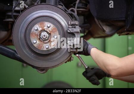 Stuttgart, Germany. 03rd Mar, 2020. A car mechanic changes the brake disc of a Range Rover Evoque in a garage. Credit: Marijan Murat/dpa/Alamy Live News Stock Photo