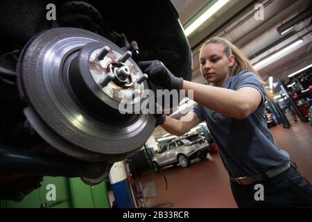 Stuttgart, Germany. 03rd Mar, 2020. A car mechanic changes the brake disc of a Range Rover Evoque in a garage. Credit: Marijan Murat/dpa/Alamy Live News Stock Photo