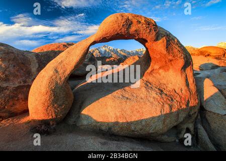 Mobius Arch, Lone Pine Peak, Mt. Whitney, highest mountain of the USA, arch of eroded granite rock, Alabama Hills, USA, California Stock Photo