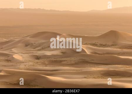 Mongolia, Omnogovi province, Khongor Sand Dunes, elevated view on the dunes at sunset Stock Photo