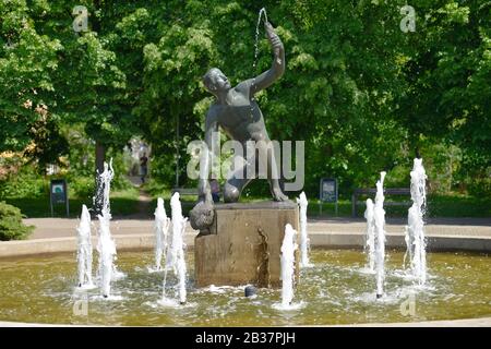 Fischerbrunnen, Frankfurter Allee, Lichtenberg, Berlin, Deutschland Stock Photo