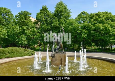 Fischerbrunnen, Frankfurter Allee, Lichtenberg, Berlin, Deutschland Stock Photo