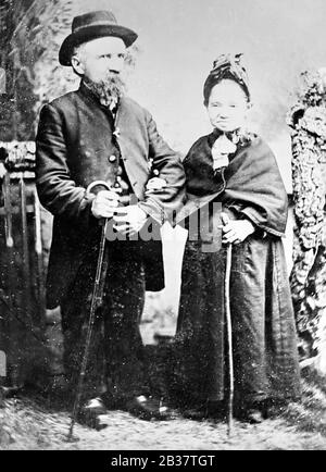 Studio portrait of married midget couple, early 1900s Stock Photo