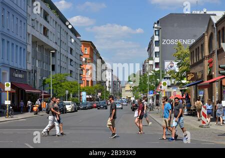 Passanten, Zossener Strasse, Kreuzberg, Berlin, Deutschland Stock Photo