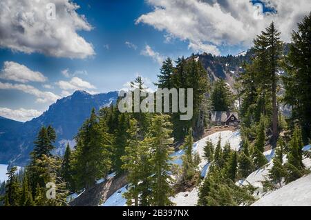 A house, lodge nestled in the trees overlooking Crater Lake, Oregon Stock Photo