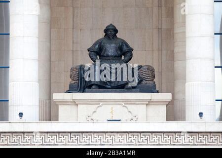 Ulan Bator, Mongolia - July 31 2018: Monument to Ögedei Khan at the Government Palace (Mongolian: Засгын газрын ордон, Zasgiin gazriin ordon). Stock Photo