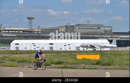 Fluechtlingsunterkunft, Flughafen Tempelhof, Tempelhofer Feld, Tempelhof, Berlin, Deutschland Stock Photo