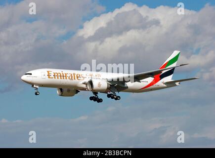 A6-EWB Emirates Boeing 777-21H(LR) landing at London Heathrow on 24th September 2007. Stock Photo