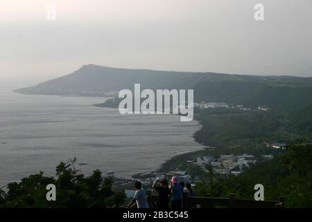 People waiting for sunset at the Guanshan observation deck at Taiwan Stock Photo