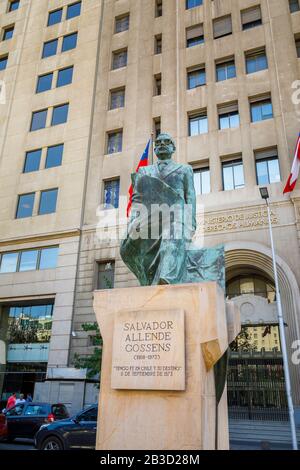 Statue of politician Salvador Allende Gossens by the Palacio de La Moneda (La Moneda Palace) seat of the President of the Republic of Chile, Santiago Stock Photo