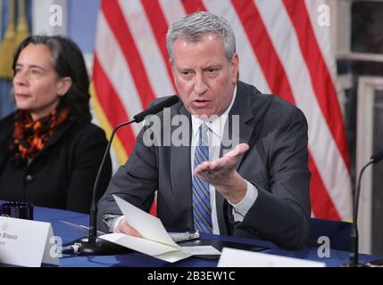 New York, NY, USA. 4th Mar, 2020. Blue Room City Hall, New York, USA, March 04, 2020 - Mayor Bill de Blasio updates New Yorkers on the Citys preparedness efforts regarding COVID-19. The Department of Health and Mental Hygiene, in partnership with New York City Emergency Management, has distributed guidance to all agencies and partners.Photo: Luiz Rampelotto/EuropaNewswire.PHOTO CREDIT MANDATORY. Credit: Luiz Rampelotto/ZUMA Wire/Alamy Live News Stock Photo