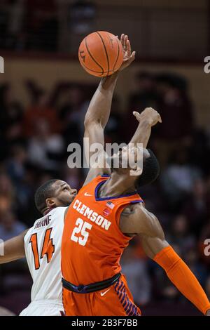 Cassell Coliseum Blacksburg, VA, USA. 4th Jan, 2020. Clemson Tigers forward Aamir Simms (25) wins the opening tip-off of NCAA basketball action between the Clemson Tigers and the Virginia Tech Hokies at Cassell Coliseum Blacksburg, VA. Jonathan Huff/CSM/Alamy Live News Stock Photo