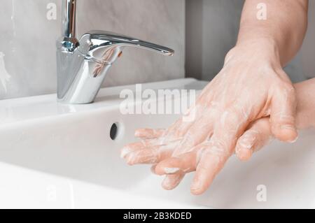 Handwashing - cleaning between fingers (1 Stock Photo - Alamy